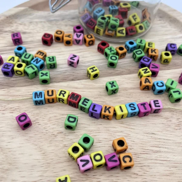 Cubes à lettres assorties plastique • 7mm • multicolore • 25g — Kiki-Ena Matériel de loisirs créatifs Bois naturel
