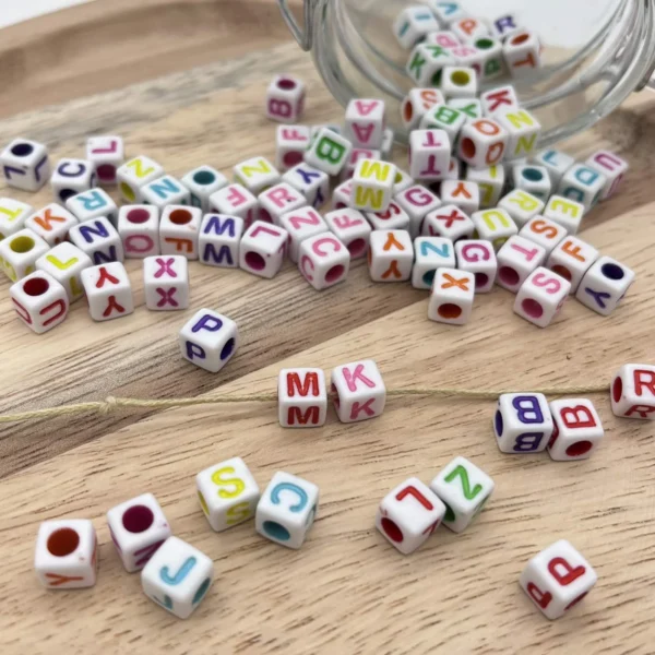 Cubes à lettres assorties plastique • 7mm • blanc-multicolore • 25g — Kiki-Ena Matériel de loisirs créatifs Bois naturel
