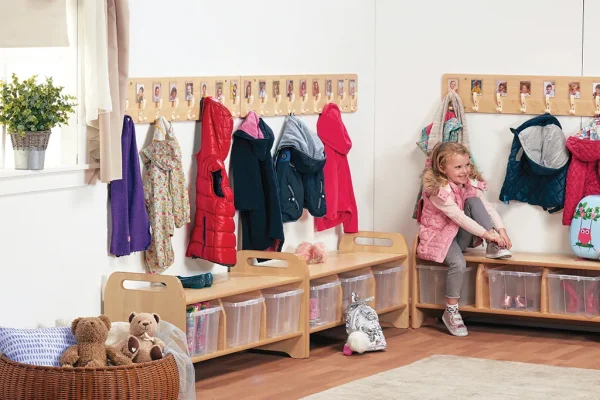 Ensembles vestiaire - 4 x ensembles de crochets muraux (4 x PT1158) — Millhouse Lernspielzeug Schule