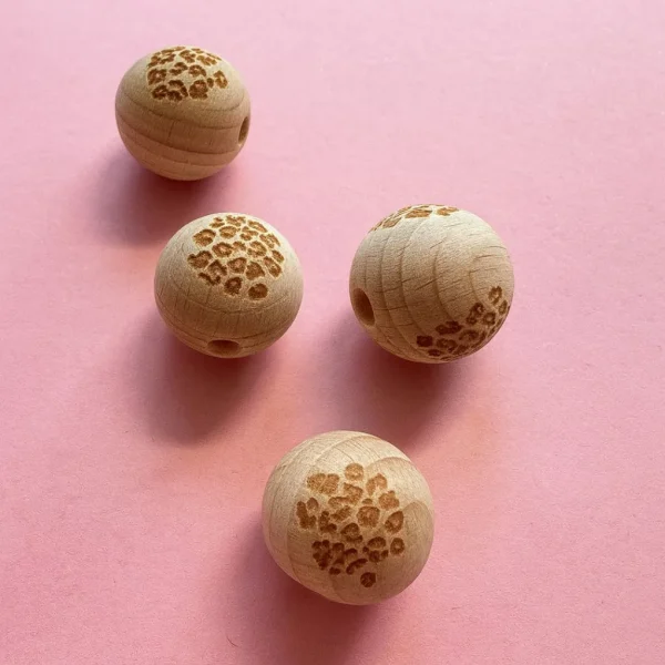 Perle de bois gravée Léo 15 mm — Kiki-Ena Matériau de bricolage Bois naturel