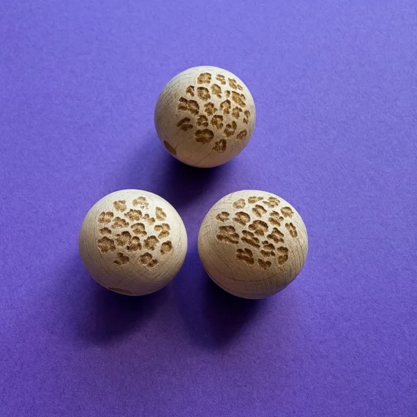Perle en Bois Gravée Leo 20 mm — Kiki-Ena Matériel de Loisirs Créatifs Bois Naturel