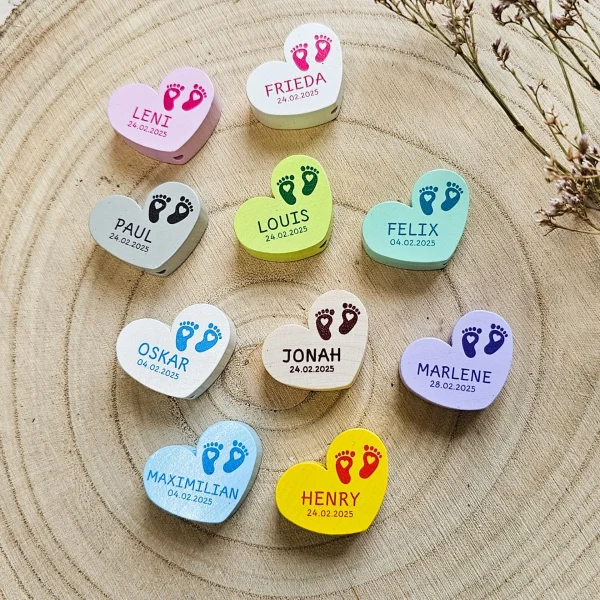 Perle en bois Cœur personnalisée : Pieds de bébé + Nom + Date de naissance — Kiki-Ena matériel de loisirs créatifs bois naturel