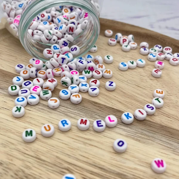 Perles à lettres assorties plastique • Ø7mm • blanc-multicolore • 25g — Kiki-Ena Matériel de loisirs créatifs Bois naturel