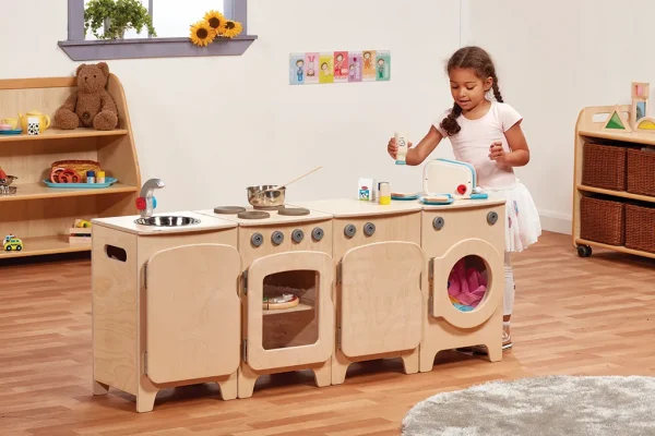 Ensemble de cuisine naturel, 4 pièces – Cuisinière, Évier, Machine à laver, Réfrigérateur (H 550 mm) — Millhouse Jouets éducatifs École