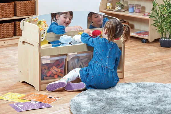 Station de jeu sensorielle basse avec cadre miroir et 3 boîtes transparentes — Millhouse jouet éducatif scolaire