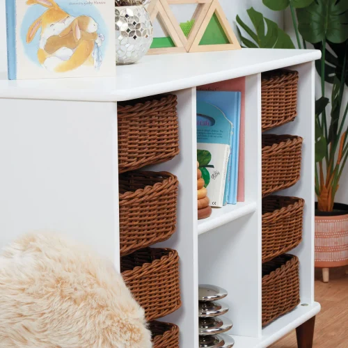 Rangement ouvert avec paniers en rotin — Millhouse Jouet pédagogique École