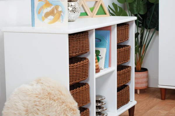 Rangement ouvert avec paniers en rotin — Millhouse Jouet pédagogique École
