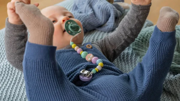 Ensemble artisanal Attache-sucette Arc-en-ciel rose — Kiki-Ena Matériel artisanal Bois naturel
