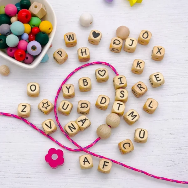 Cubes de lettres verticaux en bois gravé 10mm Perles de lettres — Kiki-Ena Matériel de bricolage Bois naturel